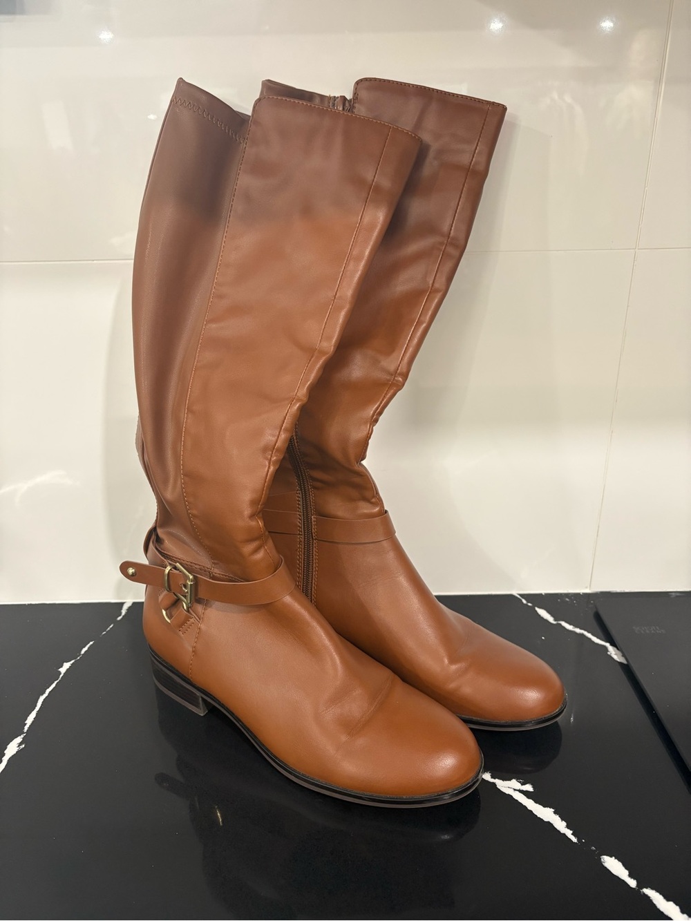 Aldo women’s brown boots with a zipper brand new size 9